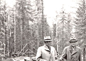 Asiantuntijaretkikunta Otanmäellä kesäkuussa 1940. Vasemmalta DI
K.I. Lavento, DI Matti Häyrynen, vuorineuvos Eero Mäkinen, prof. 
Paavo Haapala ja tutkimustyömaan paikallispäällikkö Mauno Palmunen. Valokuvaaja tuntematon.
Kuva Kainuun museo

