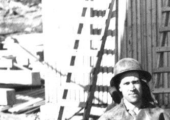 Kaivosmiehiä kuilun suulla 15.6.1948. Valokuvaaja Foto Flex
(Kuva Kainuun museo)
