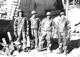 Kaivosmiehiä kuilun suulla 15.6.1948. Valokuvaaja Foto Flex
(Kuva Kainuun museo)
